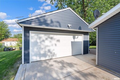 7411 Cedar St, Davenport, IA 52806 - photo 4