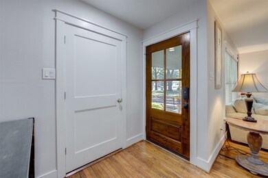 1054 W 43rd St, Houston, TX 77018 - photo 2