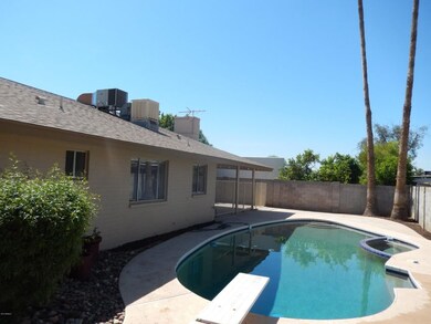 Heated Diving Pool w/Spa