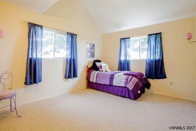 Roomy bedrooms with roomy closets