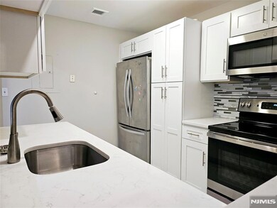 300 Crown Ct unit 531, Edgewater, NJ 07020 - photo 7