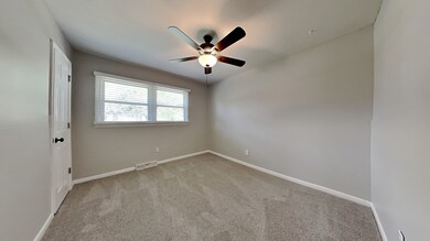 1302 Robinwood Dr, Shelbyville, TN 37160 - photo 4