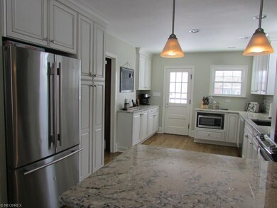 Fantastic, Glazed Maple cabinets barely a year old