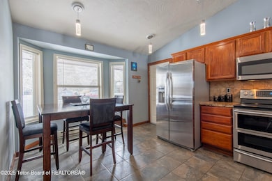 4 eat in kitchen w window