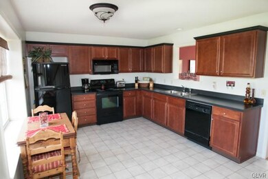 236 N Oak St, Freemansburg, PA 18017 - photo 7