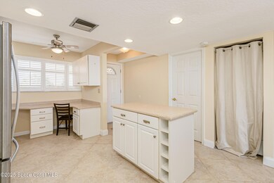 Island & desk space