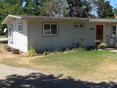View of front facade with a front yard