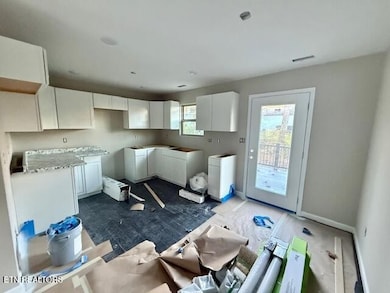 501 Hillcrest St, Clinton, TN 37716 - photo 3