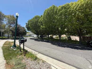 13863 S Kessler Peak Dr, Riverton, UT 84096 - photo 2