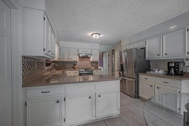 Kitchen with kitchen peninsula, sink, appliances w