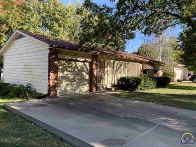 3328 SW Eveningside Dr, Topeka, KS 66614 - photo 2