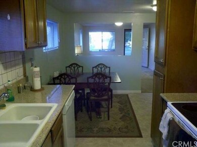 Nice open kitchen to eating area