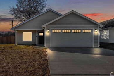 1195 SW Seabrook Ave, Topeka, KS 66604 - photo 2