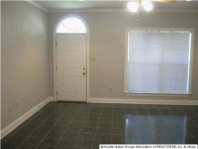 Open floor plan for maximum furniture placement, t
