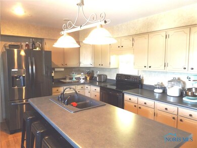 Kitchen w/island