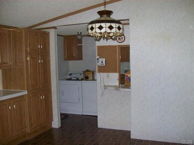 255 Pine Cir, Walnutport, PA 18088 - photo 4