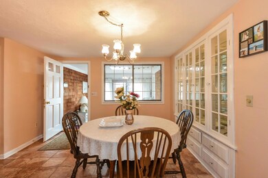 009-Dining_Room-5511197-medium