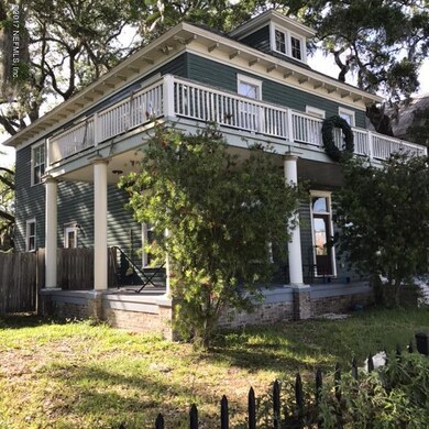 1726 Walnut is just right of lot