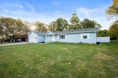 402 E Hickory Grove Rd, Hartford City, IN 47348 - photo 2