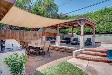 Covered patio dining and outdoor kitchen