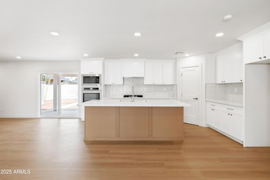 8334 E Palm Ln_09