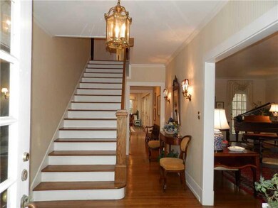 Entry/Foyer.