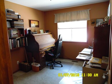 Bedroom 2 - Office<|><|>