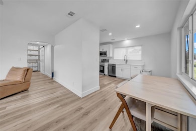 5548 Dartmouth Ave N, Saint Petersburg, FL 33710 - photo 6