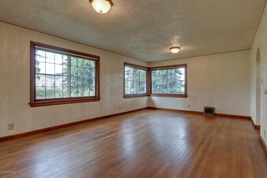 Living Room W/Wall Of Windows