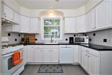 Stylish kitchen and has newer appliances and a gre
