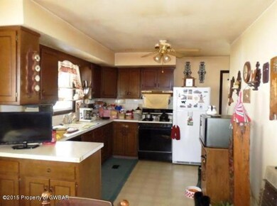 661 Ledge Hill Dr, Falls, PA 18615 - photo 2