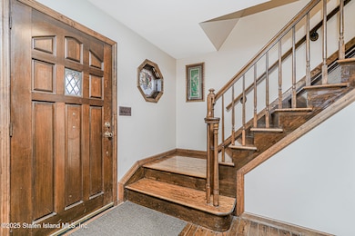 (6) ENTRY FOYER