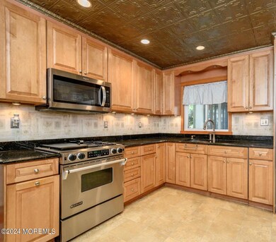 Eat-In Kitchen