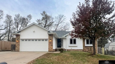 902 S Taylor St, Papillion, NE 68046 - photo 2