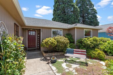 848 Forest Glen Dr, Central Point, OR 97502 - photo 4