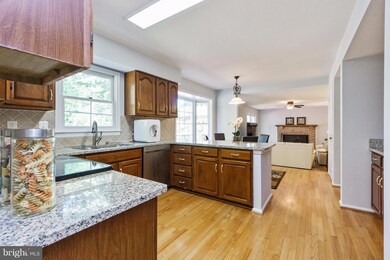 13465 Stream Valley Dr, Chantilly, VA 20151 - photo 4