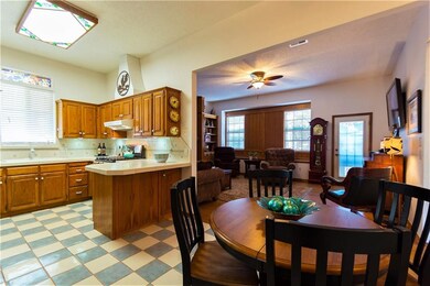 2121 NE 9th St, Moore, OK 73160 - photo 6