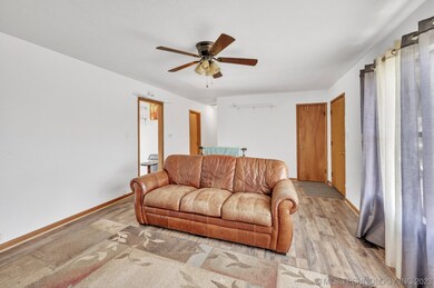 1302 W Gentry St, Henryetta, OK 74437 - photo 4