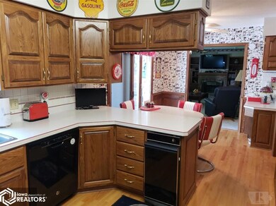 1504 N 5th Ave E, Newton, IA 50208 - photo 5