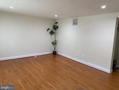 8122 Parkdale Ct, Springfield, VA 22153 - photo 3