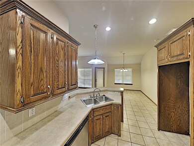605 Madeline Ln, Moore, OK 73160 - photo 6