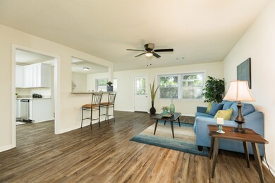 323 Coventry Ln, Alvin, TX 77511 - photo 3