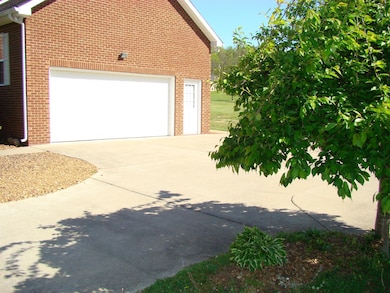 205 Gladys Dr, Shelbyville, TN 37160 - photo 4