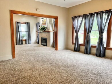 211 E 8th St S, Newton, IA 50208 - photo 5