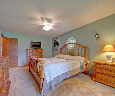 a_master_bedroom2