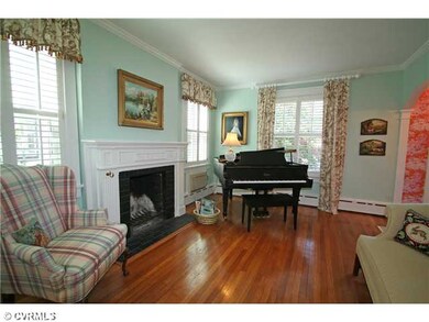Living Room - Living room has 9' ceilings, crown m