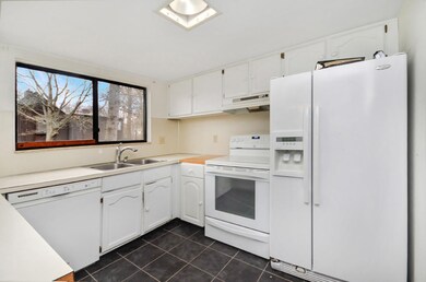 004-105-inverness-court-kalamazoo-mi-490
