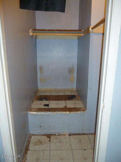 BEDROOM 2 CLOSET