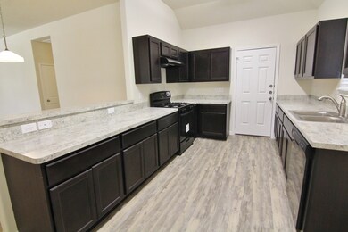 692 Fallow Ln, Alvin, TX 77511 - photo 5