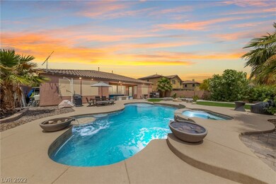 Pool & spa with 2 waterfalls